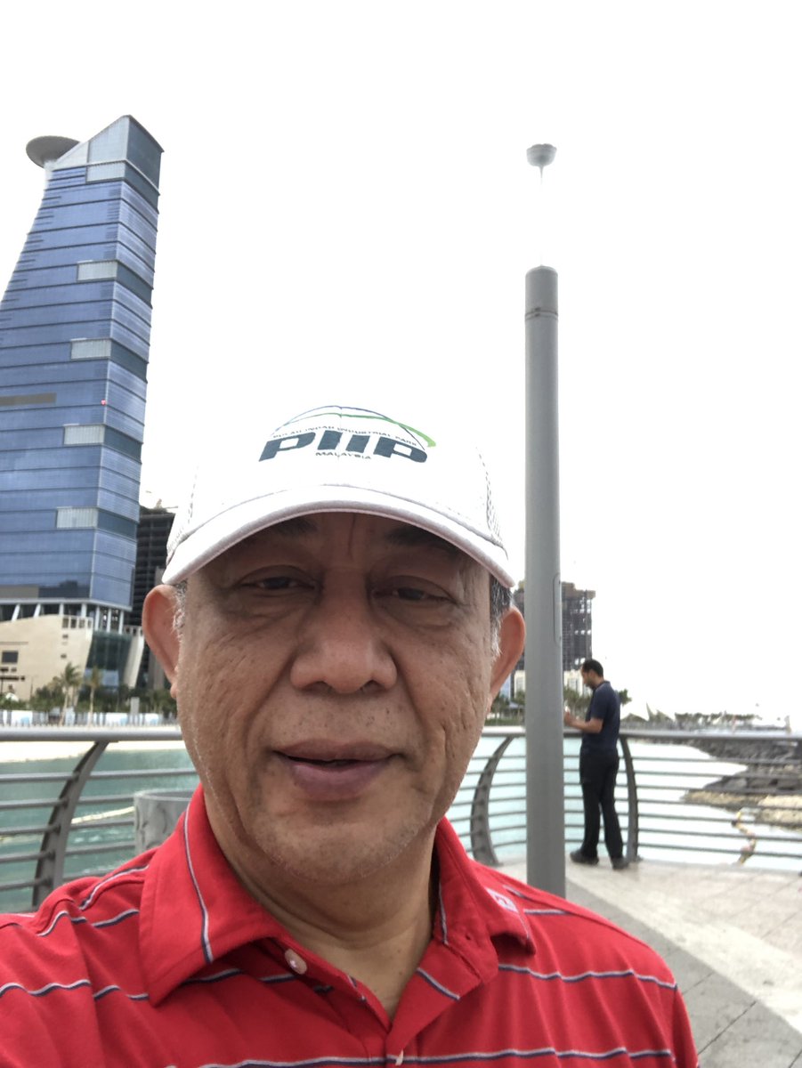 mahmudabbas1002's tweet photo. Coconut trees in the desert 😮 a beautiful walk at Jeddah Waterfront. Here, families, men and women walk along the waterfront and serious excercise buffs cycle and jog in separate lanes. Hundreds of people doing their morning excercise here. Unbelievable.#lifeinsaudi https://t.co/TybEecdX1W