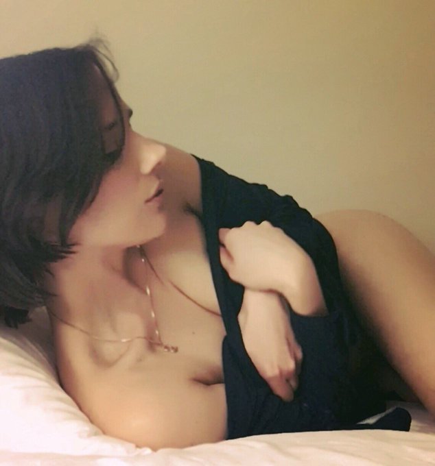 TGIF!  Time to celebrate the weekend 🍾 Chatting live on #Chaturbate right now!         👇👇👇👇👇 👉 https://t<a href="/tag/chaturbate"class="tags"><span>#chaturbate</span></a>