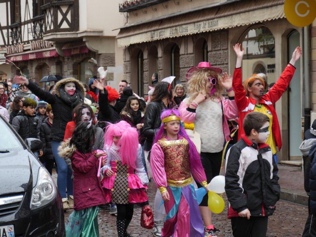 Aujourd’hui, c’est cavalcade à Obernai🥳
Une cavalcade coloré qui partira à 15h du Centre Arthur Rimbaud et déambulera dans les rues.
Un goûter sera ensuite offert puis projection du film RIO 2.
A vos masques ! Prêts ! Défilez !🎭🤹‍♂️
Infos : obernai.centres-sociaux.fr 
#VisitObernai