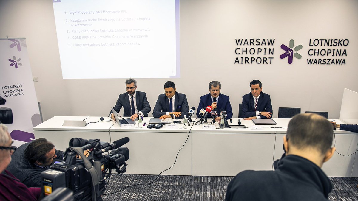 ChopinAirport's tweet photo. 📺📻 📰 #Konferencja #PrezesPPL #Mariusz #Szpikowski nt. wyników finansowych i operacyjnych #PPL, rozwoju (rozbudowy) @ChopinAirport, podsumowanie #CoreNight (ciszy nocnej) oraz planów PPL rozbudowy lotniska Radom - Sadków. https://t.co/d21grdBigK