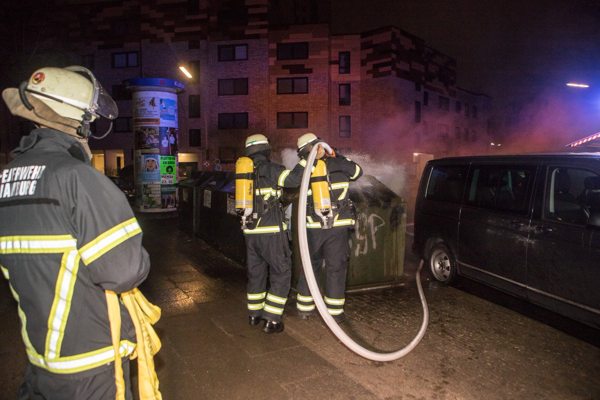 BlaulichtN's tweet photo. #Stellingen - Altpapiertonne brennt keine 20 Meter von abgebrannten Taxi! - Ein Brandstifter treib in der Ernst-Horn-Straße sein Unwesen - @FF_Stellingen löscht brennende Altpapiertonne #EinsatzFuerHamburg @FeuerwehrHH https://t.co/2D0StNLFyr