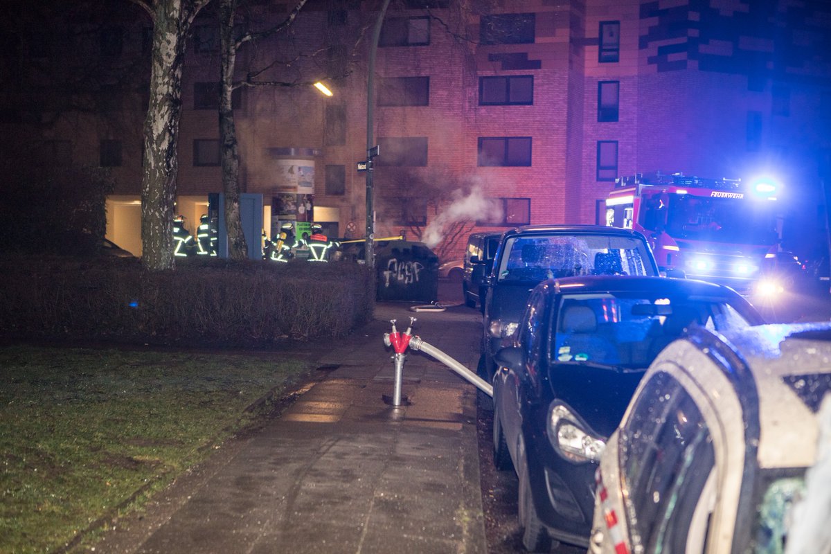BlaulichtN's tweet photo. #Stellingen - Altpapiertonne brennt keine 20 Meter von abgebrannten Taxi! - Ein Brandstifter treib in der Ernst-Horn-Straße sein Unwesen - @FF_Stellingen löscht brennende Altpapiertonne #EinsatzFuerHamburg @FeuerwehrHH https://t.co/2D0StNLFyr