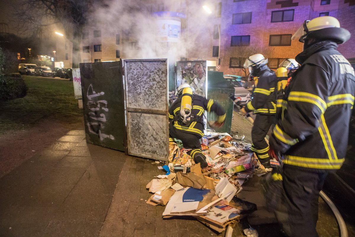 BlaulichtN's tweet photo. #Stellingen - Altpapiertonne brennt keine 20 Meter von abgebrannten Taxi! - Ein Brandstifter treib in der Ernst-Horn-Straße sein Unwesen - @FF_Stellingen löscht brennende Altpapiertonne #EinsatzFuerHamburg @FeuerwehrHH https://t.co/2D0StNLFyr