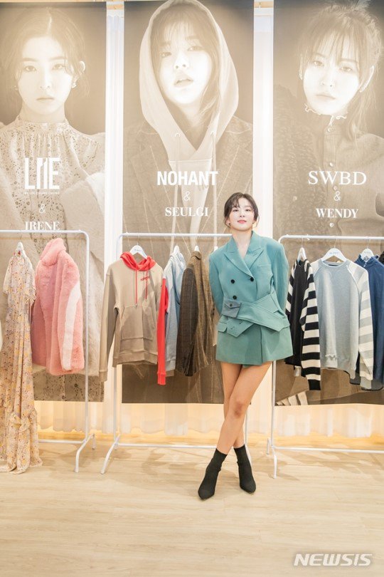 Koreaboo's tweet image. #RedVelvet has been selected as the models for the 1st Collaboration Project by New York Fashion Showcase &quot;The Selects X Red Velvet&quot;

Each of the members looks absolutely beautiful... 😭😭