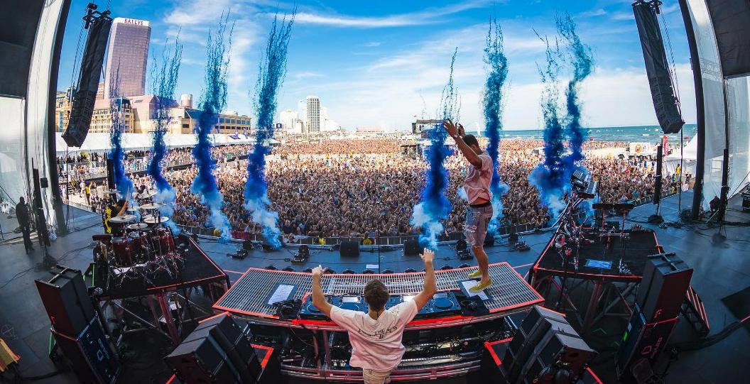 Win 2 tickets to see <a href="/TheChainsmokers/">THE CHAINSMOKERS</a> in #Vancouver on December 6, 2019 via <a href="/livenationwest/">Live Nation W Canada</a> &amp; <a href="/DailyHiveVan/">Daily Hive Vancouver</a> RT to enter! bit.ly/2IvIymx #sponsored