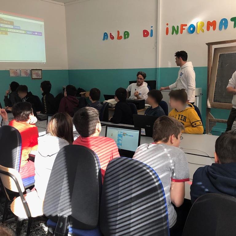 RoboVallauri's tweet photo. Nella giornata di mercoledì, alcuni ragazzi di #RoboVallauri si sono recati nella scuola media di Savigliano per una lezione sulla #robotica con la modalita peer to peer in vista della #robovallauricup di giugno
#news #gallery #RVC19 #robotika #vallauri #fossano #savigliano https://t.co/t97CsbN1iS