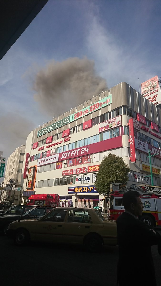 蕨駅東口前で大規模な火事が起きている現場画像