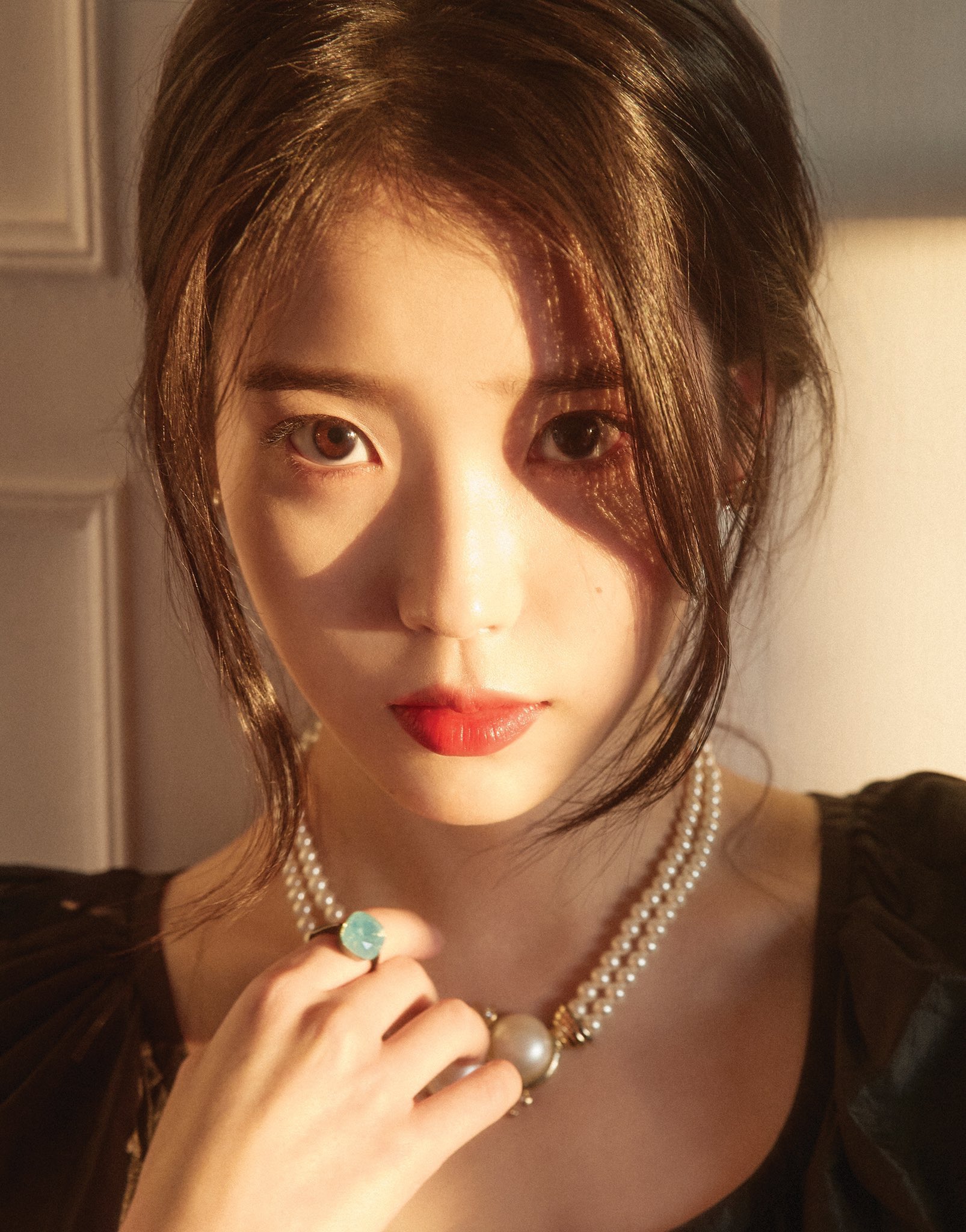 サブリー Iu 正直目も大きい 訳でなく 鼻も高い訳でもない 凄く一般人が近づけやすいお顔をしていると思うけど この配置といいい全てバランスが黄金比率だからこんなに可愛いんだよなぁ ブルピンのリサとかには圧倒的になれない薄顔だからiuちゃんの透明