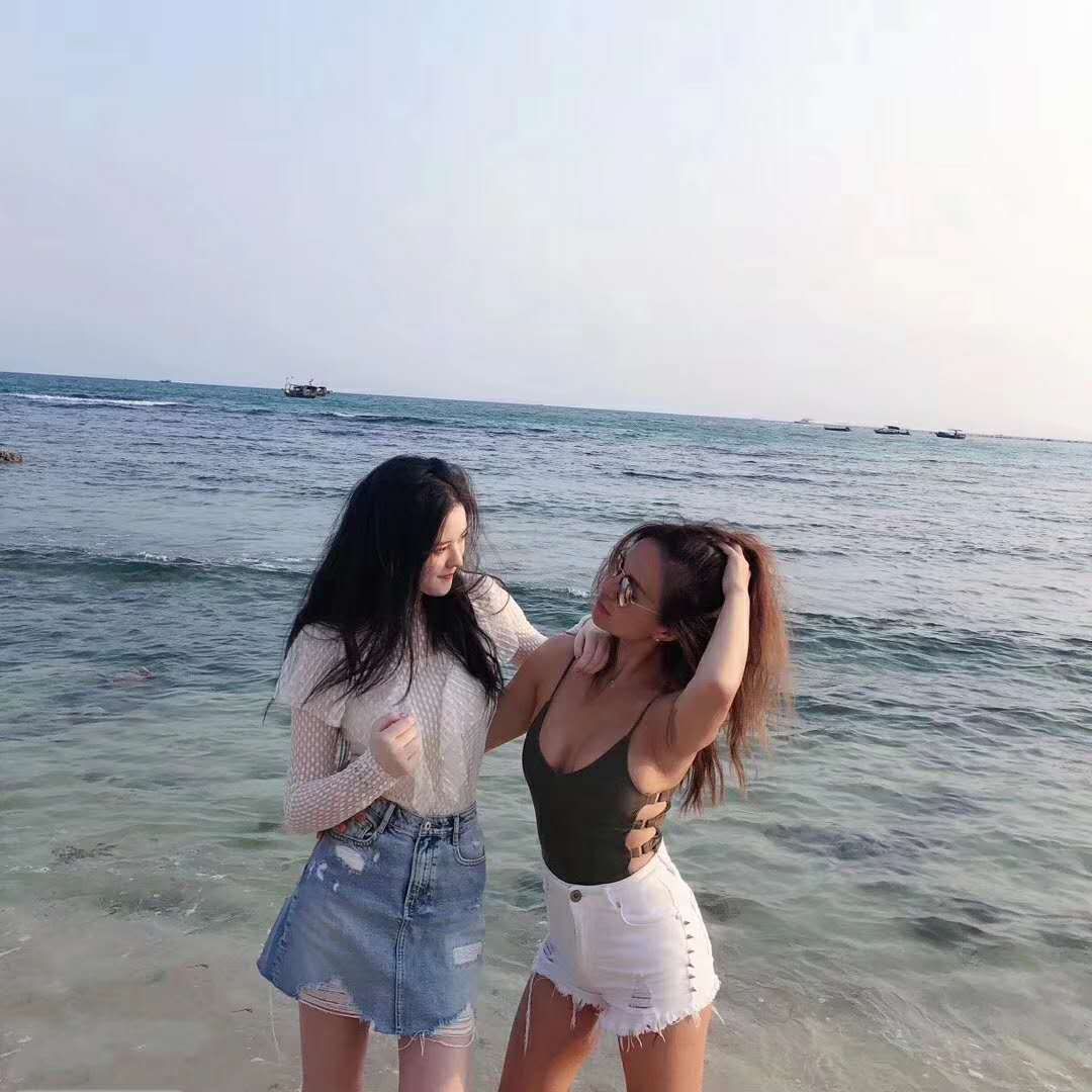 Anna96114986's tweet photo. Guess their relationship? Not sisters, but a mother and daughter! And they are the users and distributors of the legend age red cherry health lipstick.
#lipstick #lipsproblem https://t.co/DCYaPqIqV0