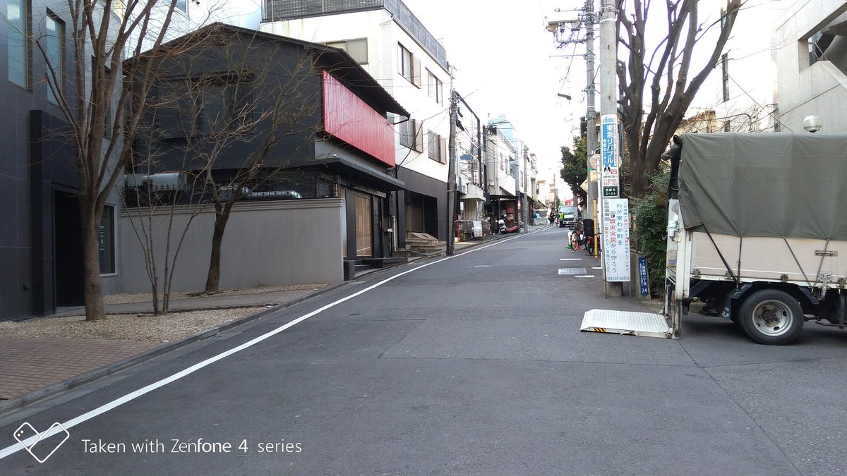 Cosplaybase 西麻布交差点からの行き方 目印は交差点の角の横にある三菱東京ufjのatmの渋谷方向に進み二本目の路地を右に入り 次の十字路を左に曲がると なだらかな坂があります 上がっていくと黄色い自販機と白い建物が見えるので そこの