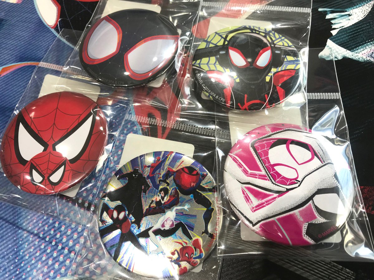 ヴァースコミックス على تويتر 雑貨新商品到着のお知らせ もうすぐ公開 スパイダーマン スパイダーバース 関連アイテムが到着 キャラクター 集合絵柄の缶バッジが5種 アクリルキーチェーンが4種入荷しました
