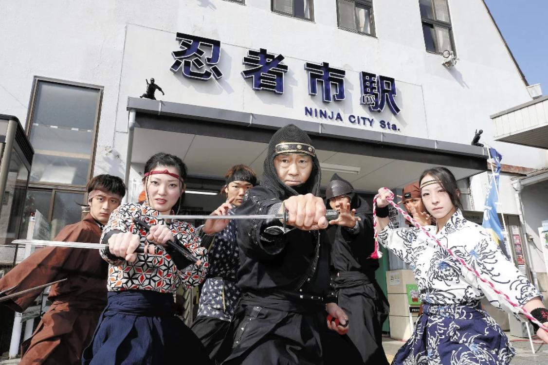 It's the 22nd of February, and 2.22 (ni ni ni) is Ninja Day (忍者の日). Iga City showed off new "Ninja City Station" signage, while council staff in Koka City dressed as ninja this week.