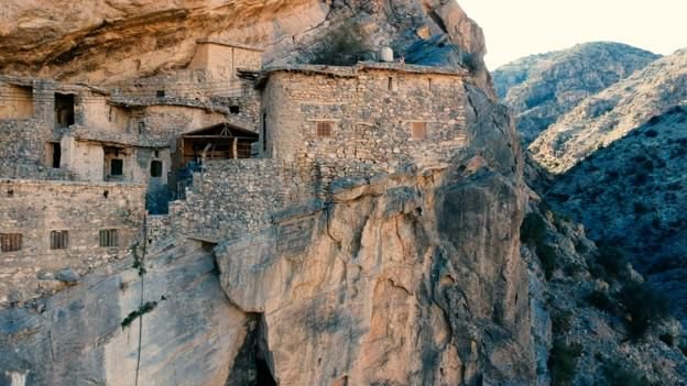 cxsiliconetube's tweet image. a-hidden-village-carved-into-a-cliff
buff.ly/2RY9yKY