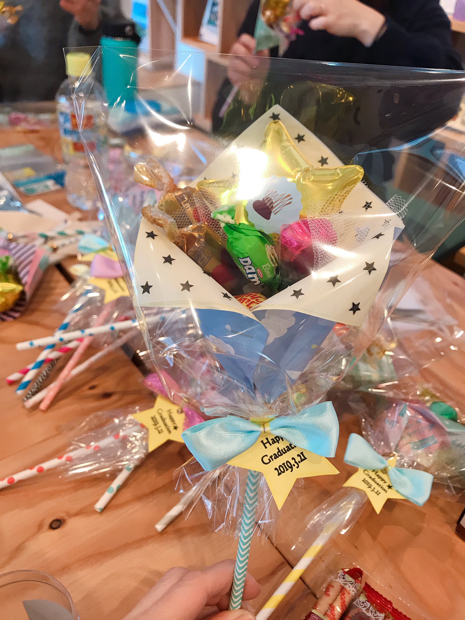 ょ 子 卒園お別れ会で子供たちにあげるプレゼントをみんなで制作中 ょ 子 卒園お別れ会で子供たちにあげるプレゼントをみんなで制作中