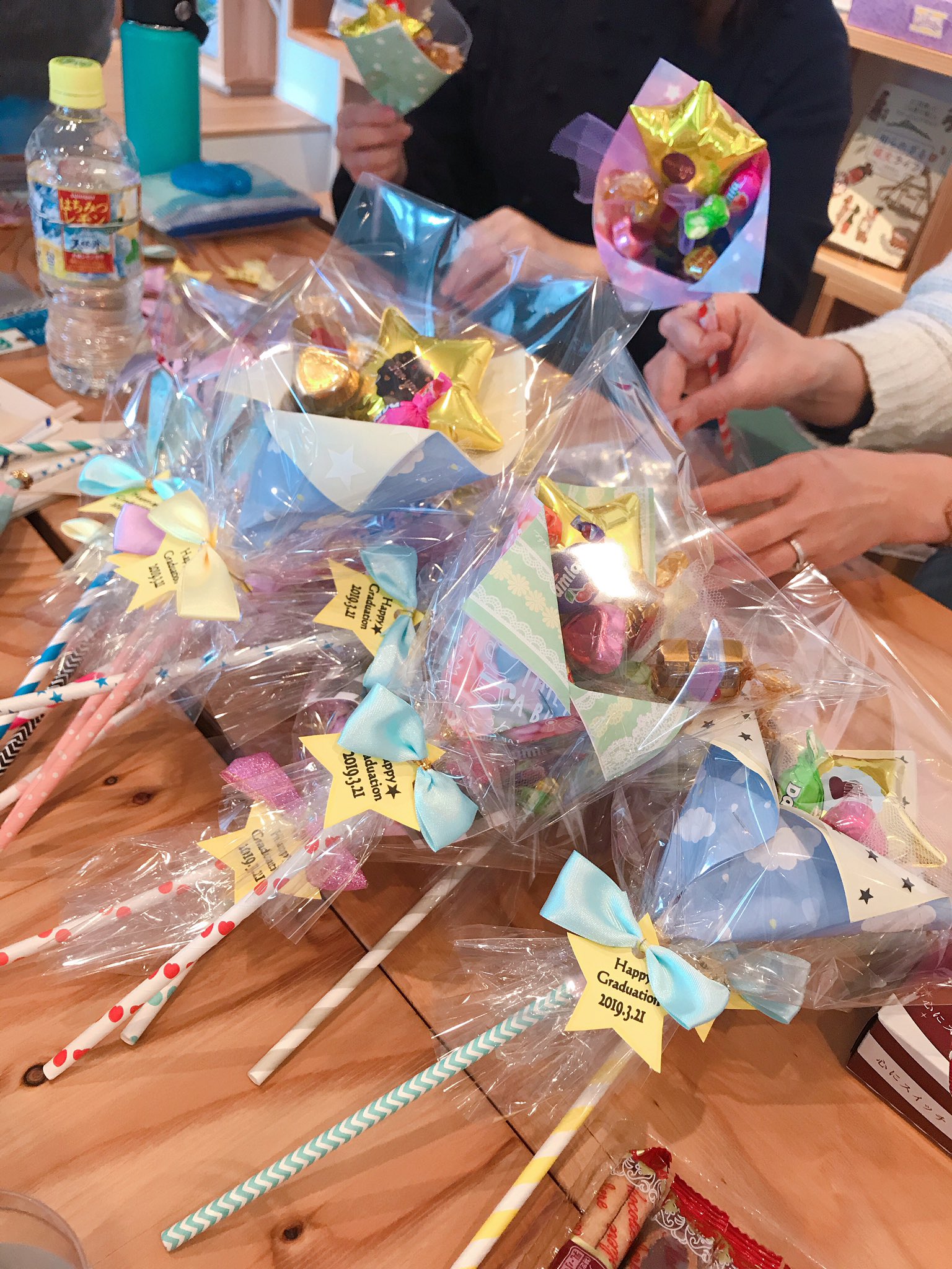 Uzivatel ょ 子 Na Twitteru 卒園お別れ会で子供たちにあげるプレゼントをみんなで制作中 T Co Yxsz9kylce Twitter