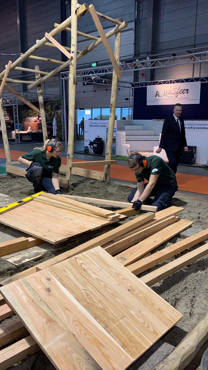 PrinsentuinMBO's tweet photo. Opperste concentratie. #STF19, Nationale wedstrijd Tuinaanleg in Den Bosch. Go go Danny en Charlotte https://t.co/Gsl1MtGqaM