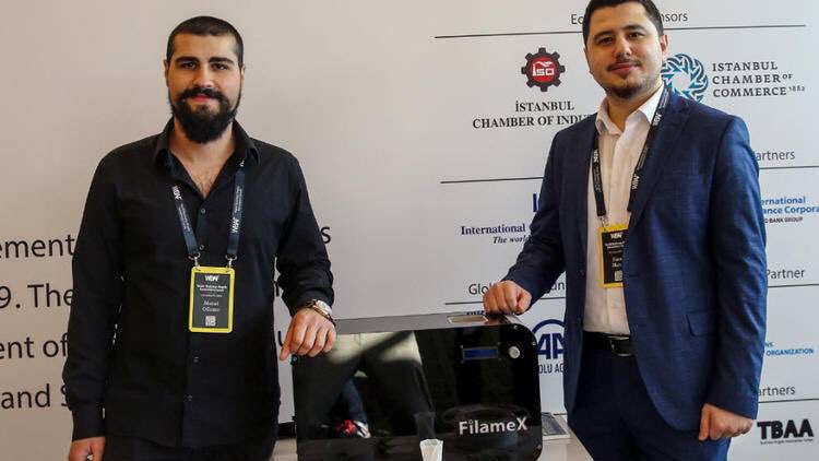Protosis's tweet photo. Türk mucitler, üç boyutlu (3D) yazıcıların baskı malzemesinin (filament) atık plastiklerden üretimi için proje geliştirdi. Bu kapsamda hayata geçirdikleri proje ile atık plastiklerden filament elde eden mucitler, kullanıcıya ciddi maliyet avantajı kazandırıyor. https://t.co/dJ5PqfOhZ2