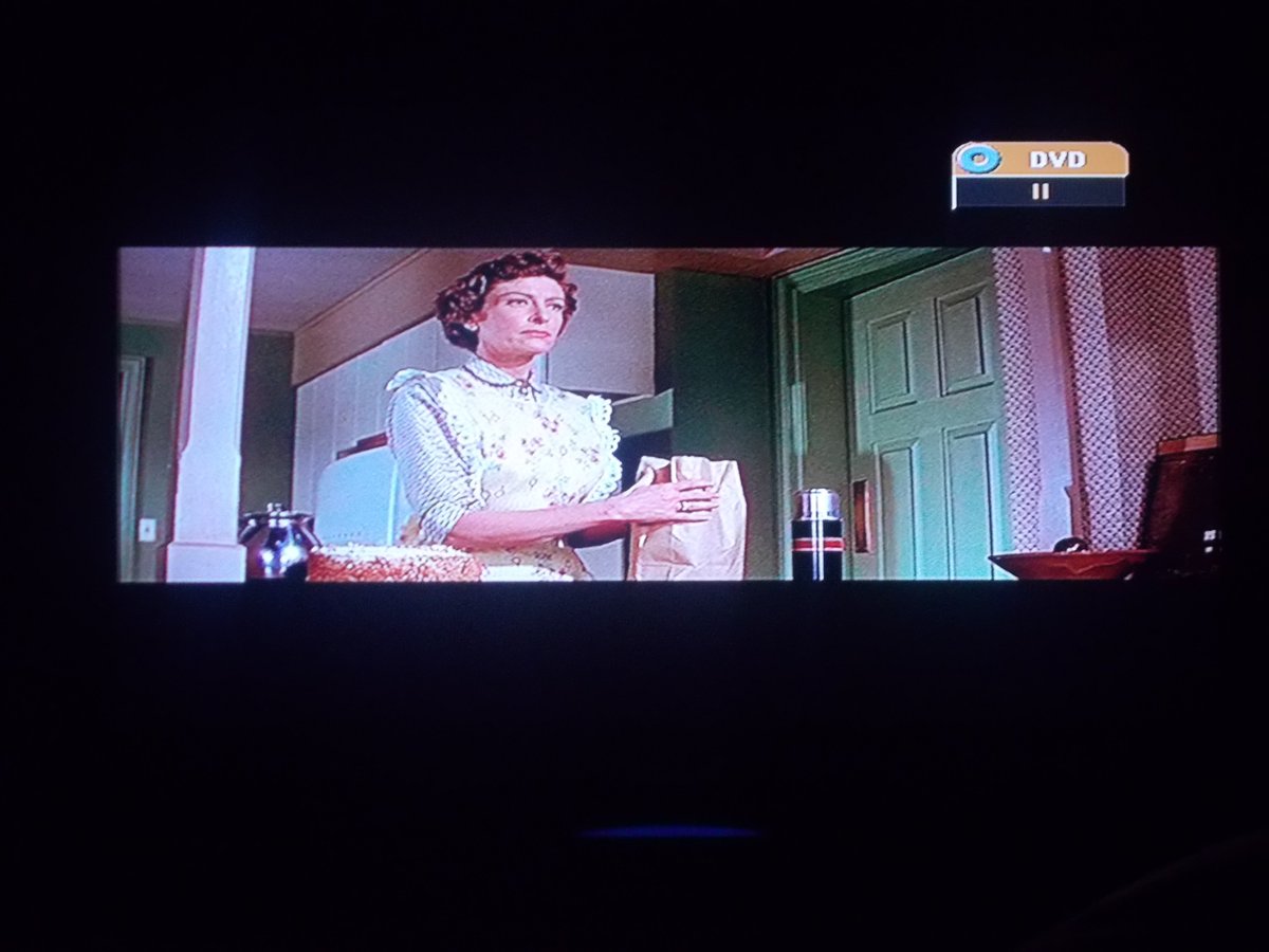 In2TheFrame's tweet photo. It started in black-and-white, but Warners wanted Warnercolor. 
So Nicholas Ray gave them color. 
- from mother to new love in REBEL WITHOUT A CAUSE (1955) https://t.co/wy2AzuBvLX