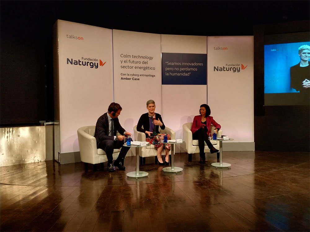NaturgyFnd's tweet photo. "La tecnología tendría que ser un recurso que trabaja con nosotros y no en contra". #AmberCase aboga por una tecnología calmada que no nos quite tiempo para reflexionar y vivir experiencias. #TalksonFNaturgy https://t.co/00kff7Jqfm
