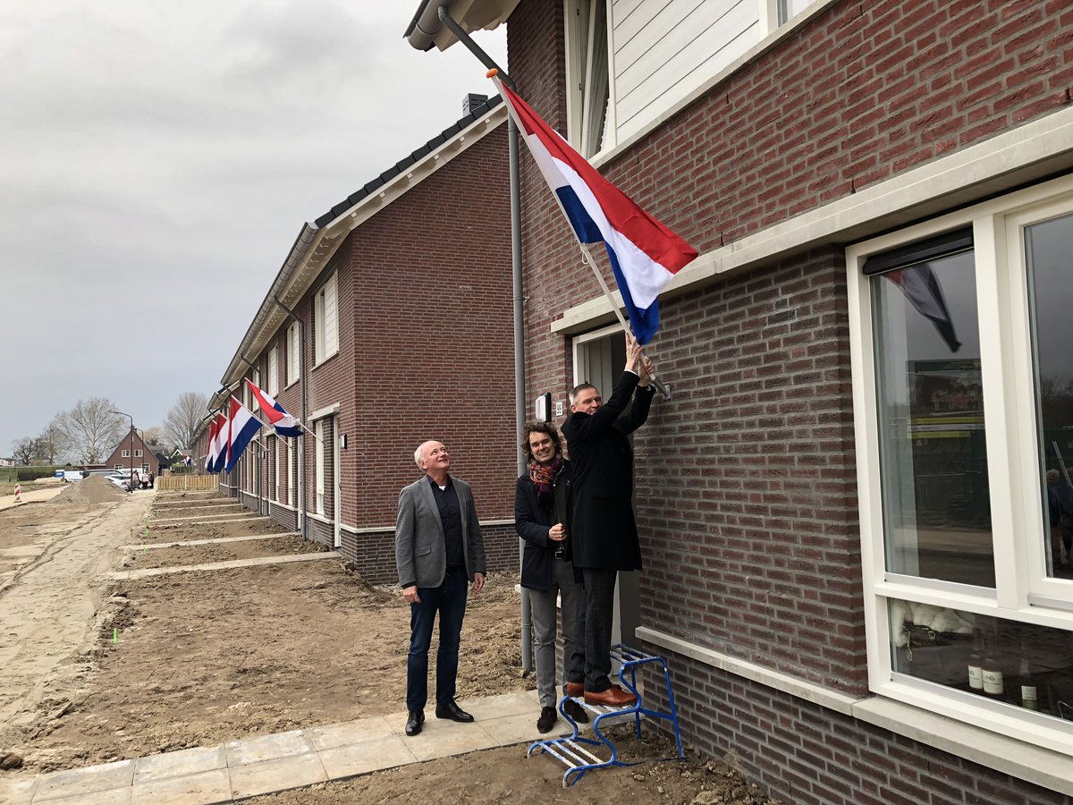 Hoera! De vlag kan uit! oplevering van 15 woningen in #Hank project de Roode Camer met <a href="/gemeentealtena/">Gemeente Altena</a> wethouder <a href="/vandervenpeter/">Peter van der Ven</a> , <a href="/bouwlinie/">Bouwlinie</a> en <a href="/DuraVermeer/">Dura Vermeer</a>