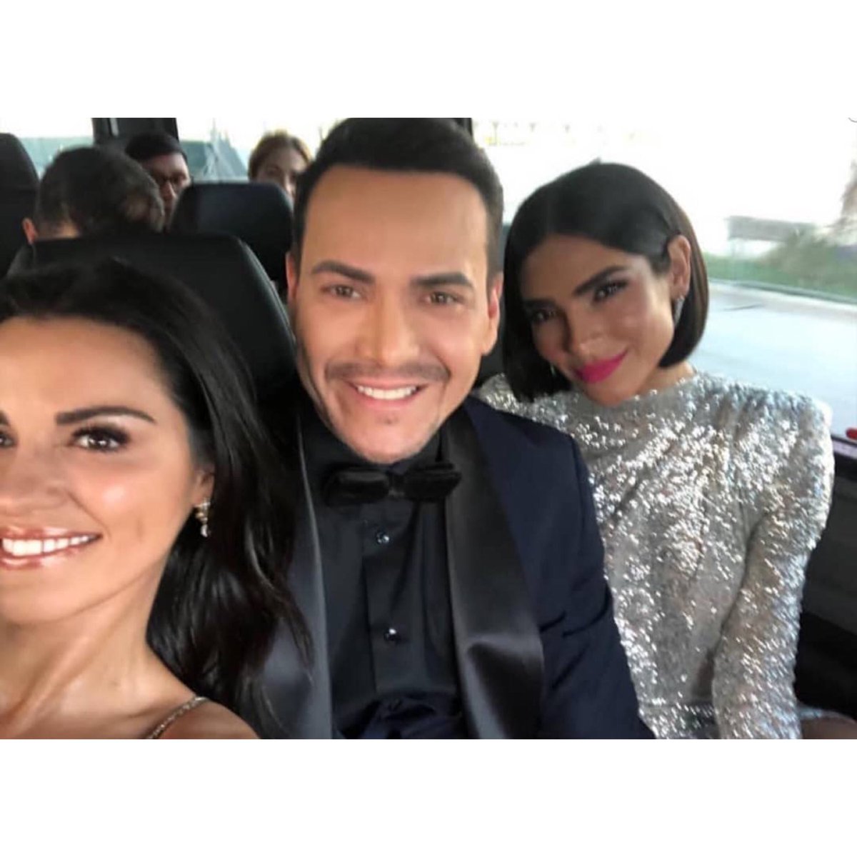 TeamVMUSA's tweet photo. @VictorManuelle @AleespinozaTV @MaiteOficial @premiolonuestro #Hosts #VictorManuelle #VictorManuelleEnPremioLoNuestro #SoneroDeLaJuventud #Eehh #Belloos 😍😘 @Univision https://t.co/JwvpL6VaTr