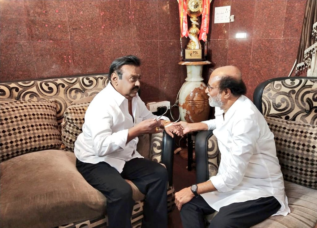 iVijayakant's tweet photo. சூப்பர் ஸ்டார் ரஜினிகாந்த் அவர்கள் சாலிக்கிராமத்தில் உள்ள எனது இல்லத்தில் மரியாதை நிமித்தமாக சந்தித்தார்.

@rajinikanth https://t.co/pyKm05SfFc