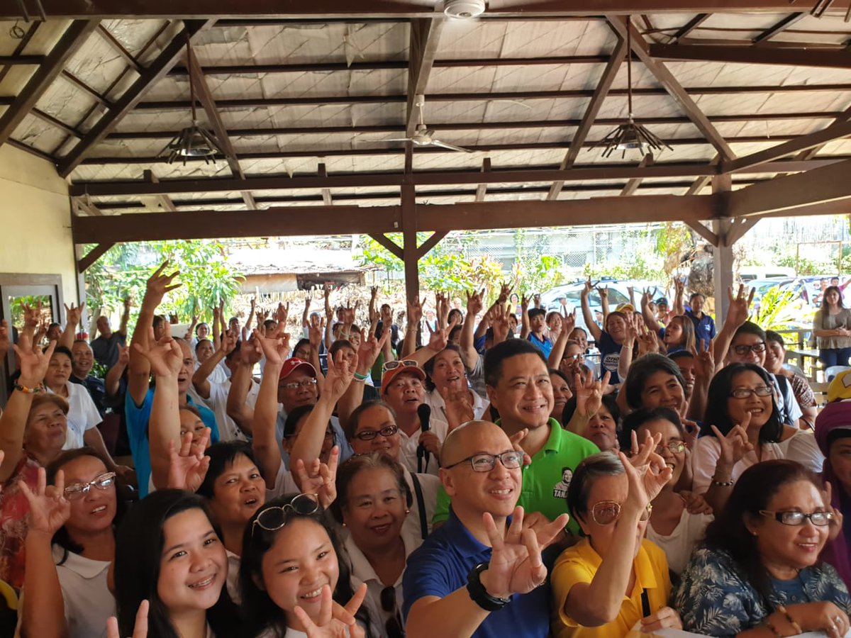 fthilbay's tweet photo. Nakilala ko rin today ang mga #OtsoDiretso volunteers dito! Galing sa iba't-ibang sektor, pero lahat may puso sa mga nasa laylayan. Special shoutout sa #TeamPilo Negros na kahit ngayon ko lang nakilala ay sinamahan tayo mula umaga hanggang hapon! Sana kumpleto tayo next time! ☝️ https://t.co/wumaG4yC4y