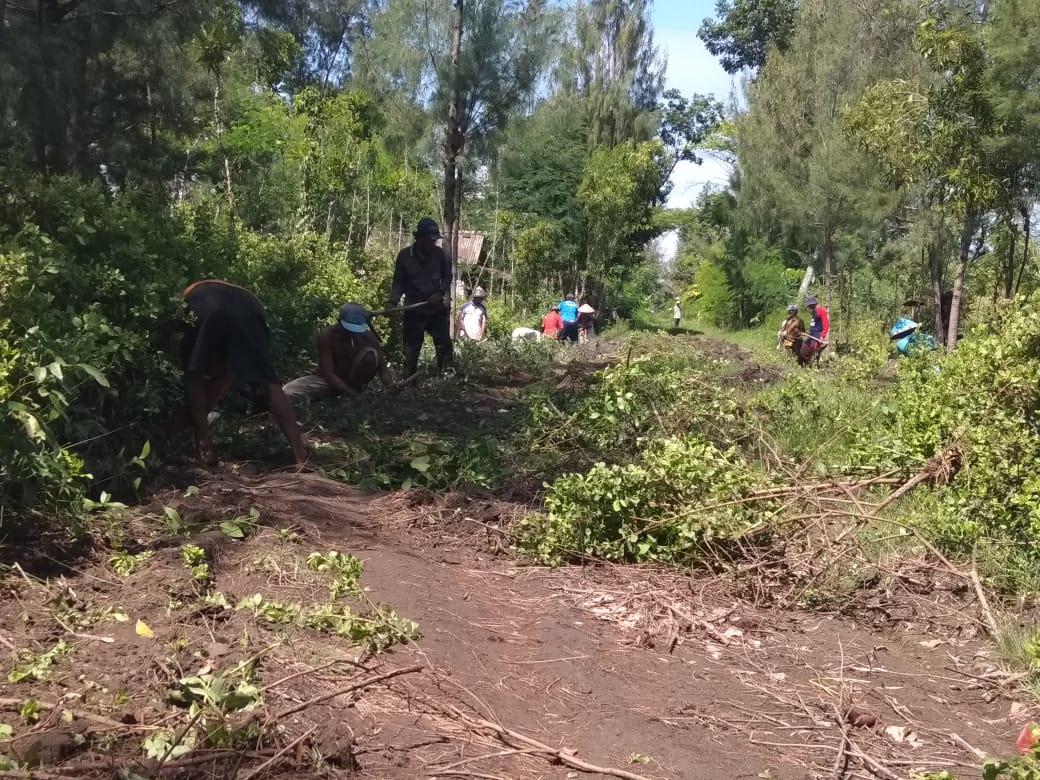 SeknasKPA's tweet photo. Gotong royong Serikat Tani Independen Pemalang (STIP). Lahan seluas 160 hektar tersebut merupakan eks HGU PT. Makenzie yang sudah digarap warga menjadi tambak, kebun dan sawah. Namun belum ada penyelesaian konflik dan redistribusi tanah pada penggarap. #LPRA #reformaagraria https://t.co/hJuiK1kUKf