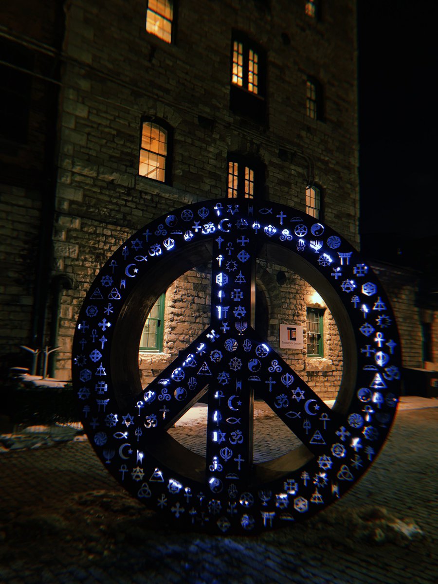 Jessie_Vee's tweet photo. Baby, it’s *very* cold outside, but feeling the ♥️ thanks to #TOLightFest. Dark winter nights illuminated by amazing artworks? Yes, please #lovetoronto #torontolife #torontolightfest #torontoatnight https://t.co/Nmksx6IIQS
