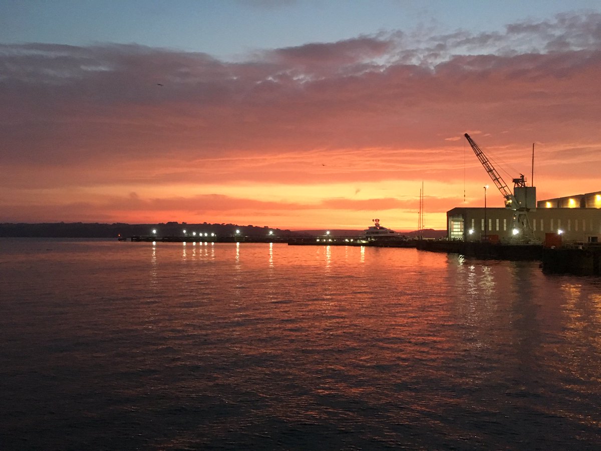 falfish's tweet image. Beautiful sunrise at Falmouth docks ⚓ 🌅#goodmorning #HappyFriday #surnise #Falmouth #Cornwall #fish🐠 #Fishing #boat #FridayFeeling