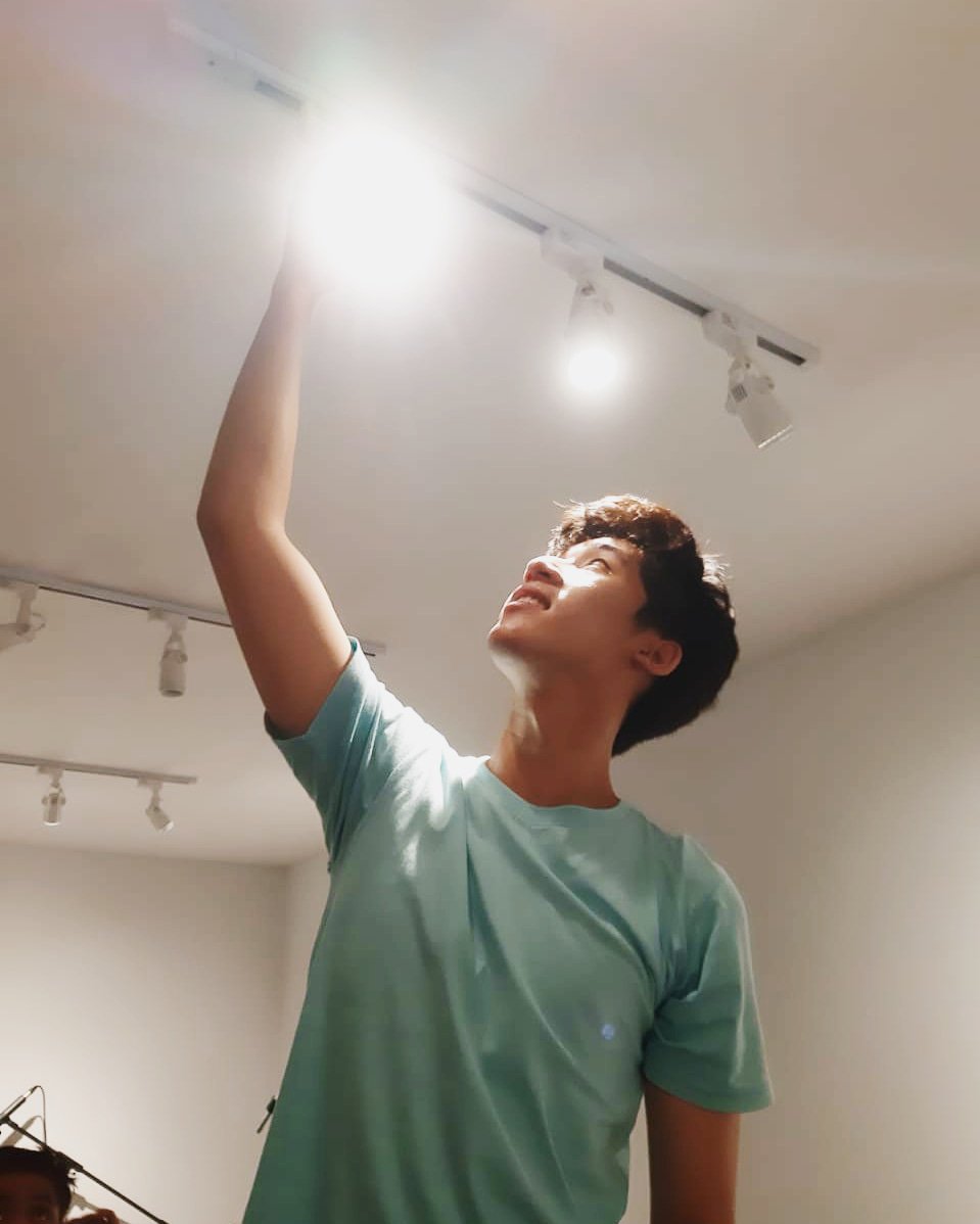 "Sini aku sinarin biar hidupmu semakin cerah bahagia" - <a href="/KevinDwi/">Kevin Dwi</a> Drummer Kandara sekaligus lagi jadi tukang lampu.😂
.
.
.#kandara #katasiapa #kandaraid #kandaraband #infopensi #kandaraid #indomusikgram #music #bandIndonesia #indomusikgram #album #music #song #musician