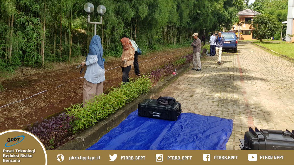 PTRRB_BRIN's tweet image. 21 febuari 2019, CPNS PTRRB didampingi para senior, melakukan latihan Geolistrik menggunakan alat Ares G-5 di belakang Gd. Geostech. Latihan ini dilakukan untuk mendukung pekerjaan survei dengan Geolistrik untuk kawasan Longsor #bppt_ri #TPSA_BPPT #PTRRB