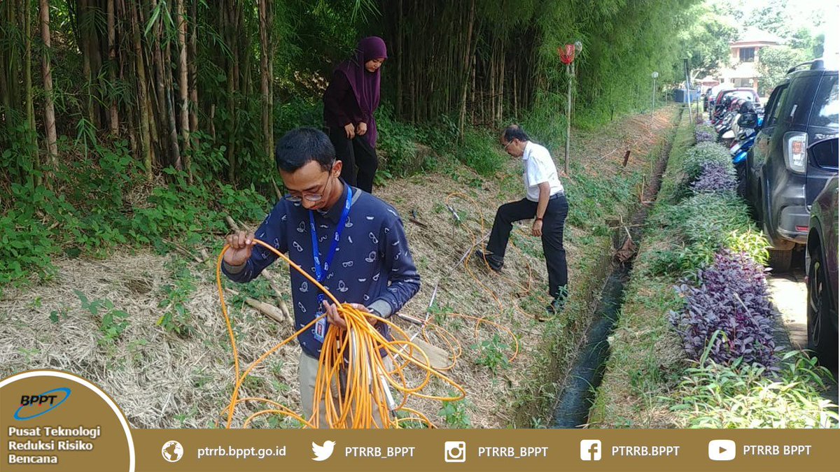 PTRRB_BRIN's tweet image. 21 febuari 2019, CPNS PTRRB didampingi para senior, melakukan latihan Geolistrik menggunakan alat Ares G-5 di belakang Gd. Geostech. Latihan ini dilakukan untuk mendukung pekerjaan survei dengan Geolistrik untuk kawasan Longsor #bppt_ri #TPSA_BPPT #PTRRB