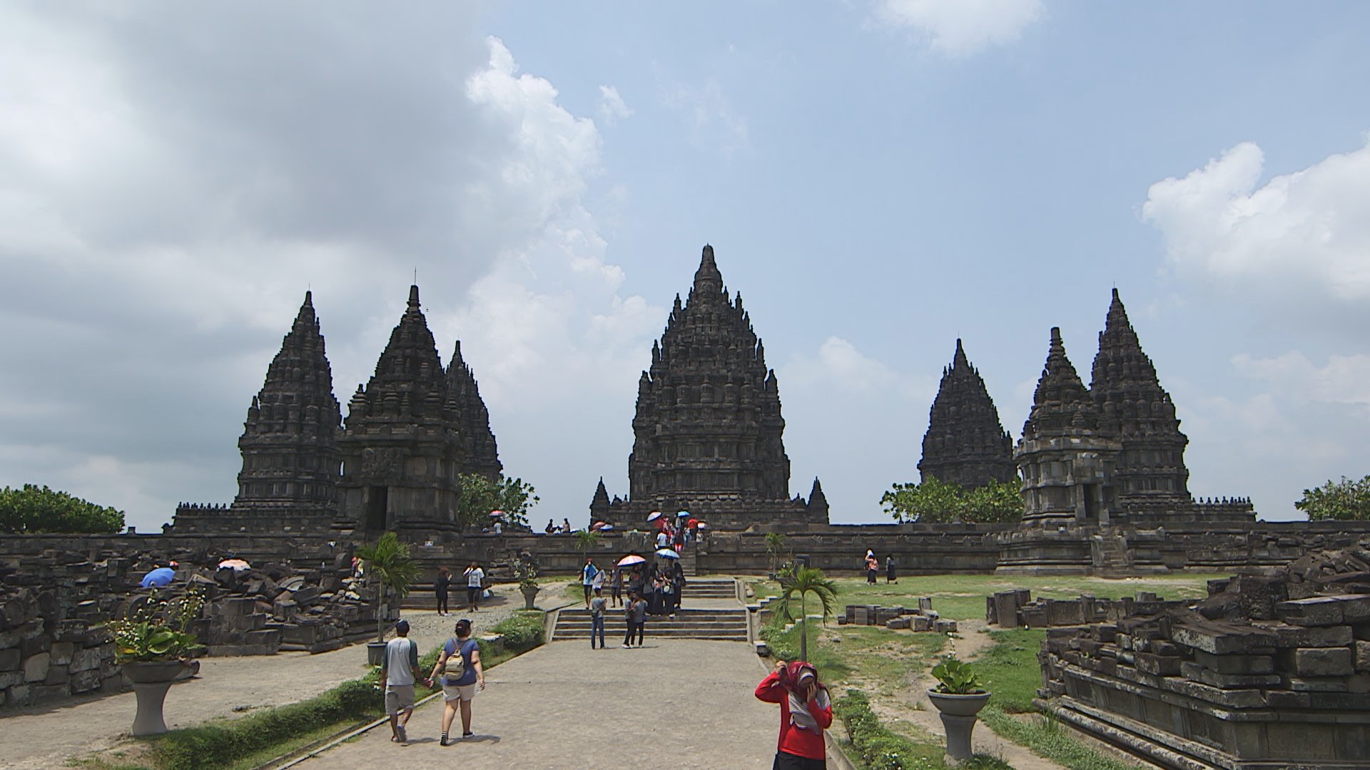 世界遺産 24日は ジャワ島の プランバナン 寺院遺跡 ９世紀 ヒンドゥー教を信仰していたマタラム王朝が築きました ヒンドゥーの考え方では 神々は山の上に住んでいます だからプランバナン寺院は 山をかたどっています T Co Wqwcfj8aie