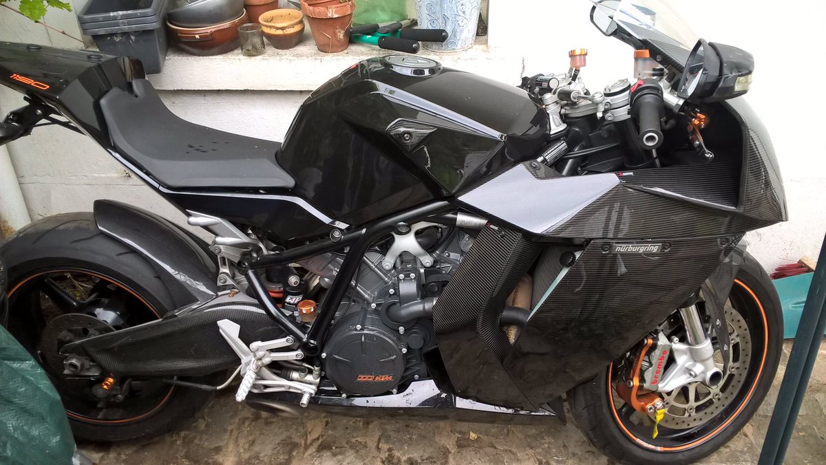 [Bonjour Moto] Tout en puissance, la #RC8 #Arsouille #motardsidf - T’en veux plu 😏 bit.ly/1T8O9gS ✌️