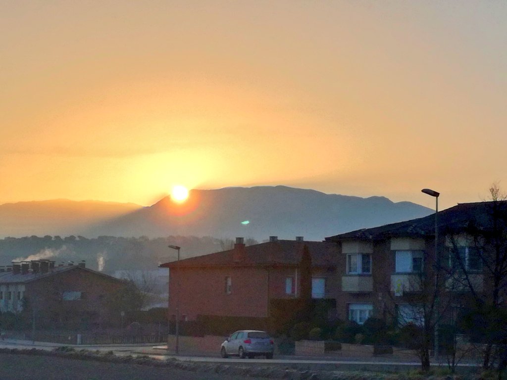 paquisoldado's tweet photo. #Boondia des de #Tona surt el #sol amb #celllis T.2°C @MeteoMoia #324eltemps @eltempstv3 @danidanius @nestor_meteo @rbartolisala @meteocat @SoniaPapell @esolerdelcoll @meteomauri @Monica_Usart @AlfredRPico @Cat_Meteo @SoldadoTonyi @javioru @rosa_tanti @TomasMolinaB https://t.co/kONM45M8xv