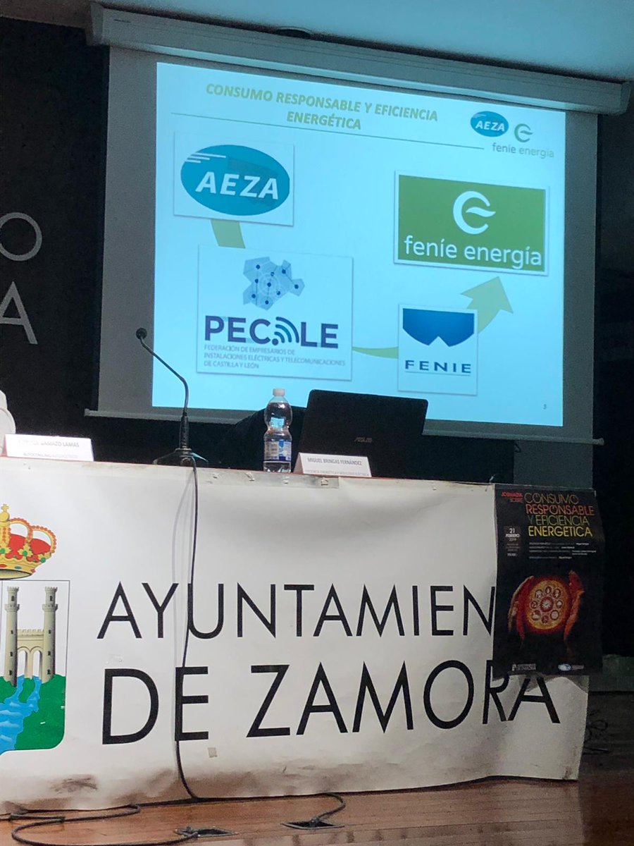 apremie_va's tweet photo. Nuestro #presidente @Joseluismozo en jornada de #ConsumoResponsable y #EficienciaEnergética con @AytoZamora y #AEZA
para analizar ✔ Eficiencia energética, oportunidades #ahorro ✔#Autoconsumo ✔Iluminación LED, alumbrados públicos y #contaminaciónlumínica ✔Movilidad eléctrica https://t.co/dzs0vfouz3