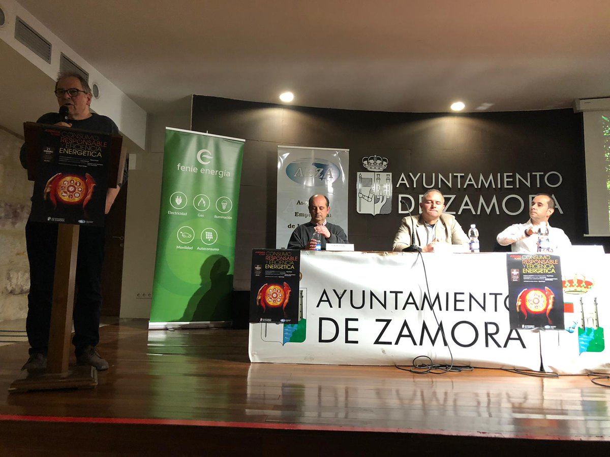 apremie_va's tweet photo. Nuestro #presidente @Joseluismozo en jornada de #ConsumoResponsable y #EficienciaEnergética con @AytoZamora y #AEZA
para analizar ✔ Eficiencia energética, oportunidades #ahorro ✔#Autoconsumo ✔Iluminación LED, alumbrados públicos y #contaminaciónlumínica ✔Movilidad eléctrica https://t.co/dzs0vfouz3