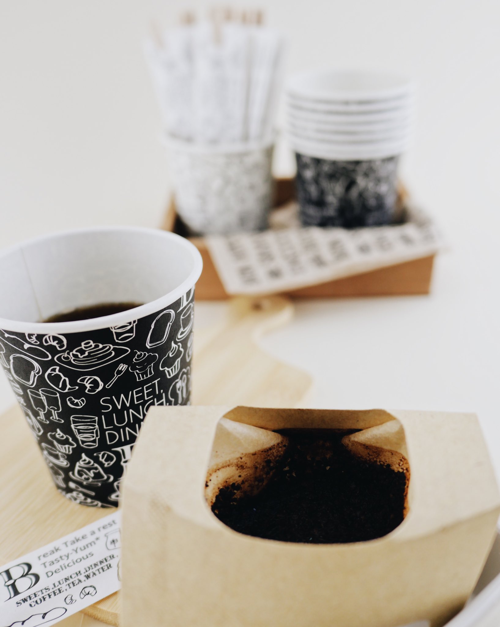 100円均一 ワッツ Watts オフィスでも 一人分の本格的コーヒーが抽出できます 各種 100 Tax コーヒー ドリッパー1杯用8枚入 ペーパーカップカフェ柄5ml個入 木製マドラーカフェ柄50本入 店舗により取扱 在庫が無い場合があります