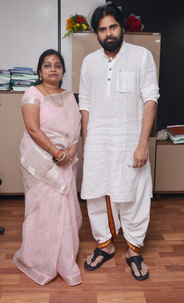 BandiParty's tweet photo. జనసేన పార్టీ  అధ్యక్షులు పవన్ కళ్యాణ్ గారిని మర్యాదపూర్వంగా కలిసిన జనసేన వీర మహిళ రాధమ్మ .... https://t.co/IgefuC5LAA