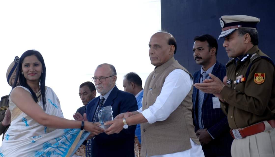dewangrp's tweet photo. Congratulations Saloni ! We Are Proud of You.
Saloni Yadav - our MCA student receiving "Cyber Mitra Award" from Sri Rajnath Singh, Minisiter of Home Affairs, Govt. of India.
#MCAStudent #MCA #awards #Congratulations #rajnathsingh #homeministerofindia #CyberMitraAward https://t.co/suwmFjHs9c