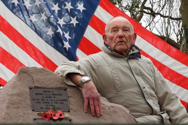 75 years tending to a memorial for 10. US servicemen who crashed their plane in 1944 in a park in Sheffield to save the lives of surrounding civilians and kids playing in the park on of which he was 😳 👏🏻👏🏻 #sheffieldflypast #RememberTheTen #TonyGotAFlypast #MiAmigo75th