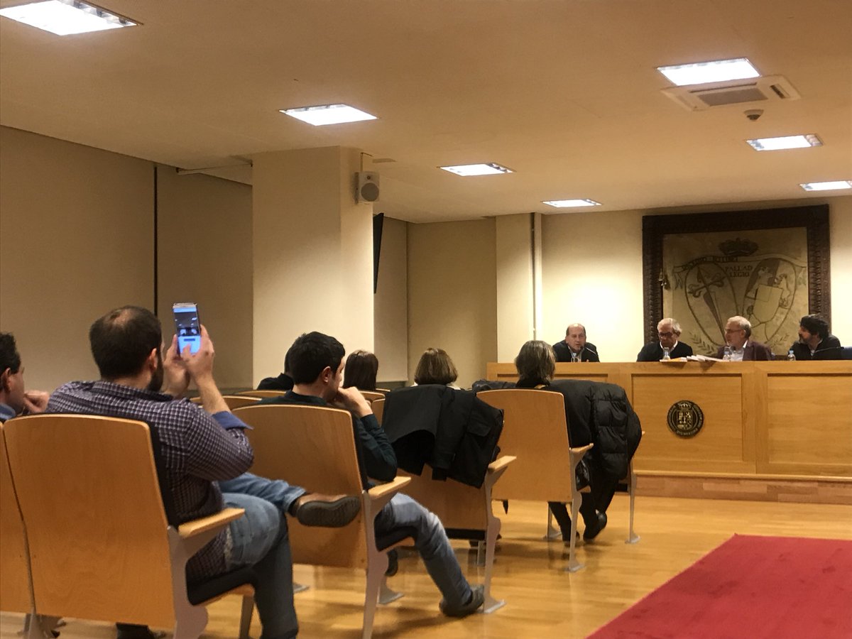 Onte na Facultade de Dereito USC
na presentación do libro #IniciativaLegislativaPopular de @orestesj xunto co Presidente Emilio Perez Touriño, @XoaquiFLeiceaga 
e Sindo Guinarte Cabada. 
Tirant L Blanch
@Editorialtirant