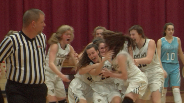 Channel1450com's tweet image. Gilmore Gives 'Em The Title! Insane Finish Capped By SHG's Buzzer Beater Gives Cyclones Regional Title Over Jerseyville (HIGHLIGHTS) channel1450.com/2019/02/14/gil…