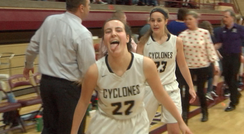 Channel1450com's tweet image. Gilmore Gives 'Em The Title! Insane Finish Capped By SHG's Buzzer Beater Gives Cyclones Regional Title Over Jerseyville (HIGHLIGHTS) channel1450.com/2019/02/14/gil…