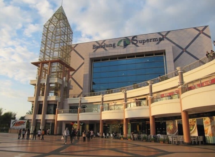 Ada yang ngalamin nongkrong di BSM pas masih kayak gini gak? Dulu mah kalau punya uang suka naik roller coaster, bianglala atau gocart 😂

Foto : Google
#inimahBDG