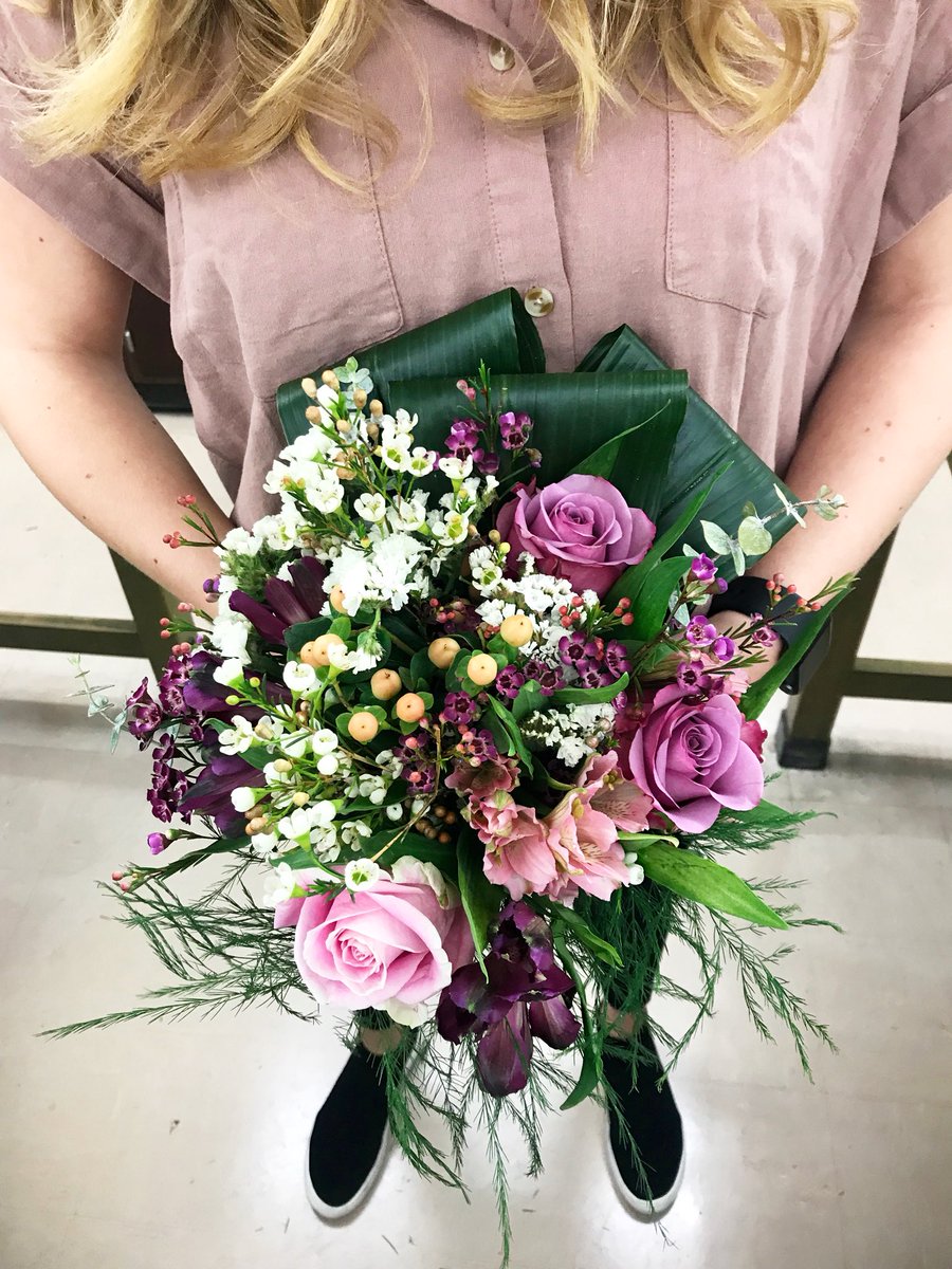 VicTVizzy's tweet photo. Flower arranging has quickly become my favorite class at Auburn. So war eagle to that https://t.co/eVjlIBh7N5