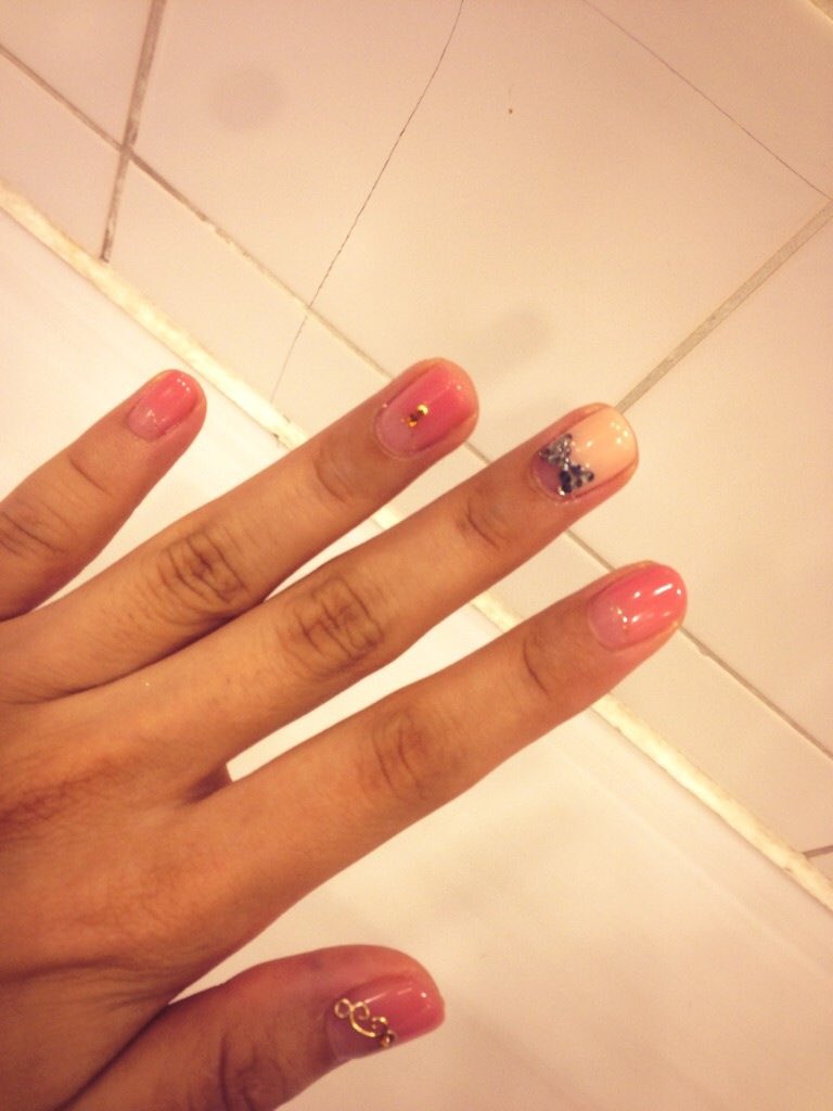 推しネイルの話で思い出したけど 大学のころはよく夕立感あるデザインのネイルしても はるなのイラスト