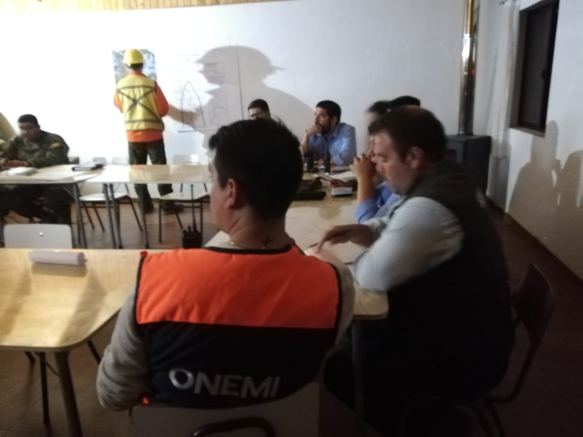 Senapred's tweet photo. Con el fin de evaluar los cursos de acción frente a los #IncendiosForestales que afectan la zona, Directora de #ONEMIBiobio junto a autoridades y representantes del Sistema de Protección Civil Regional se reúnen en COE provincial, en Puesto de Mando en la comuna de Nacimiento. https://t.co/1MNchtugxZ