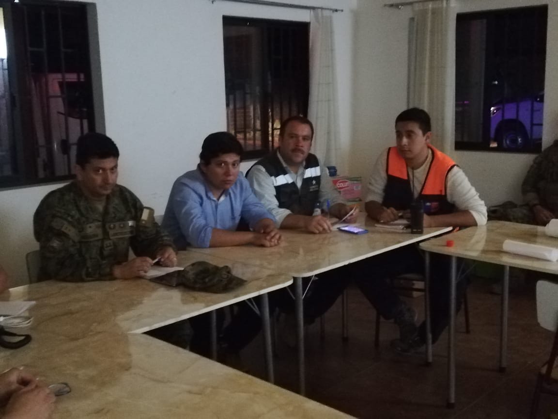 Senapred's tweet photo. Con el fin de evaluar los cursos de acción frente a los #IncendiosForestales que afectan la zona, Directora de #ONEMIBiobio junto a autoridades y representantes del Sistema de Protección Civil Regional se reúnen en COE provincial, en Puesto de Mando en la comuna de Nacimiento. https://t.co/1MNchtugxZ